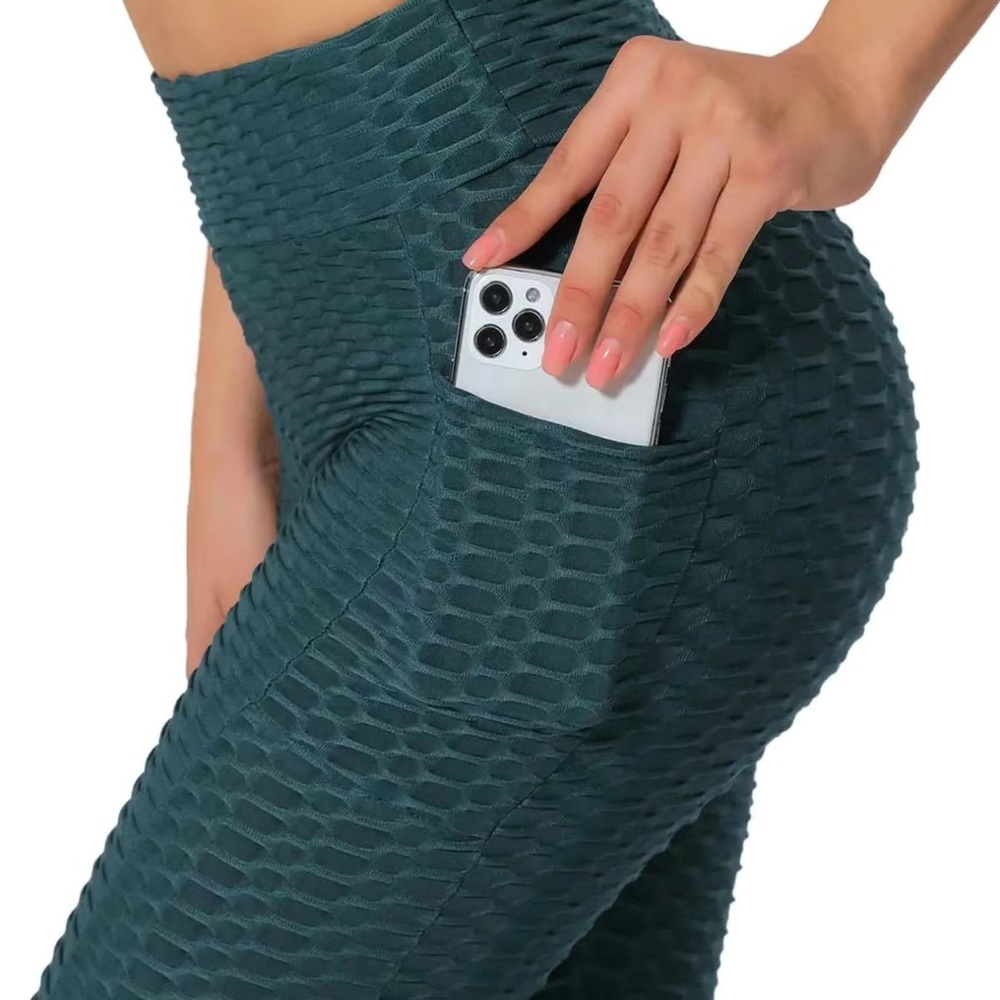 Leggings with pockets.